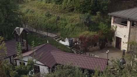 de beaux jeunes mariés, mariée et marié caucasiens se promenant dans le parc, se tenant par la main, couple de mariés, famille.