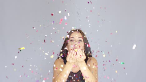 joven alegre celebrando el año nuevo