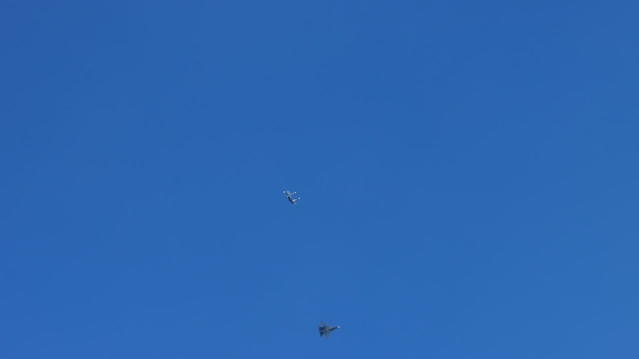 Caccia militare che esegue manovre nel cielo