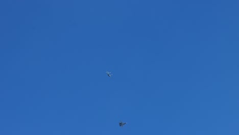 avión de combate militar realiza maniobras en el cielo