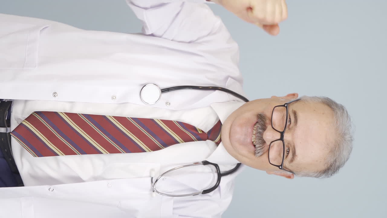 ⁇ 은 의사의 수직 비디오는 행복하고 기 ⁇ 합니다.