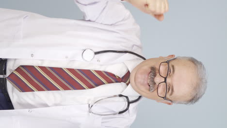 el video vertical del viejo doctor está feliz y se regocija.