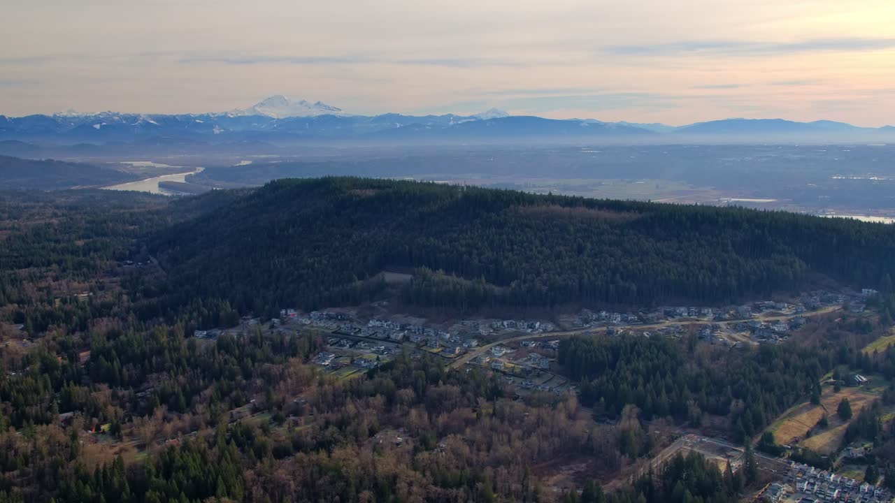 지평선에 있는 베이커 산과 함께 브리티시 컬럼비아의 풍경