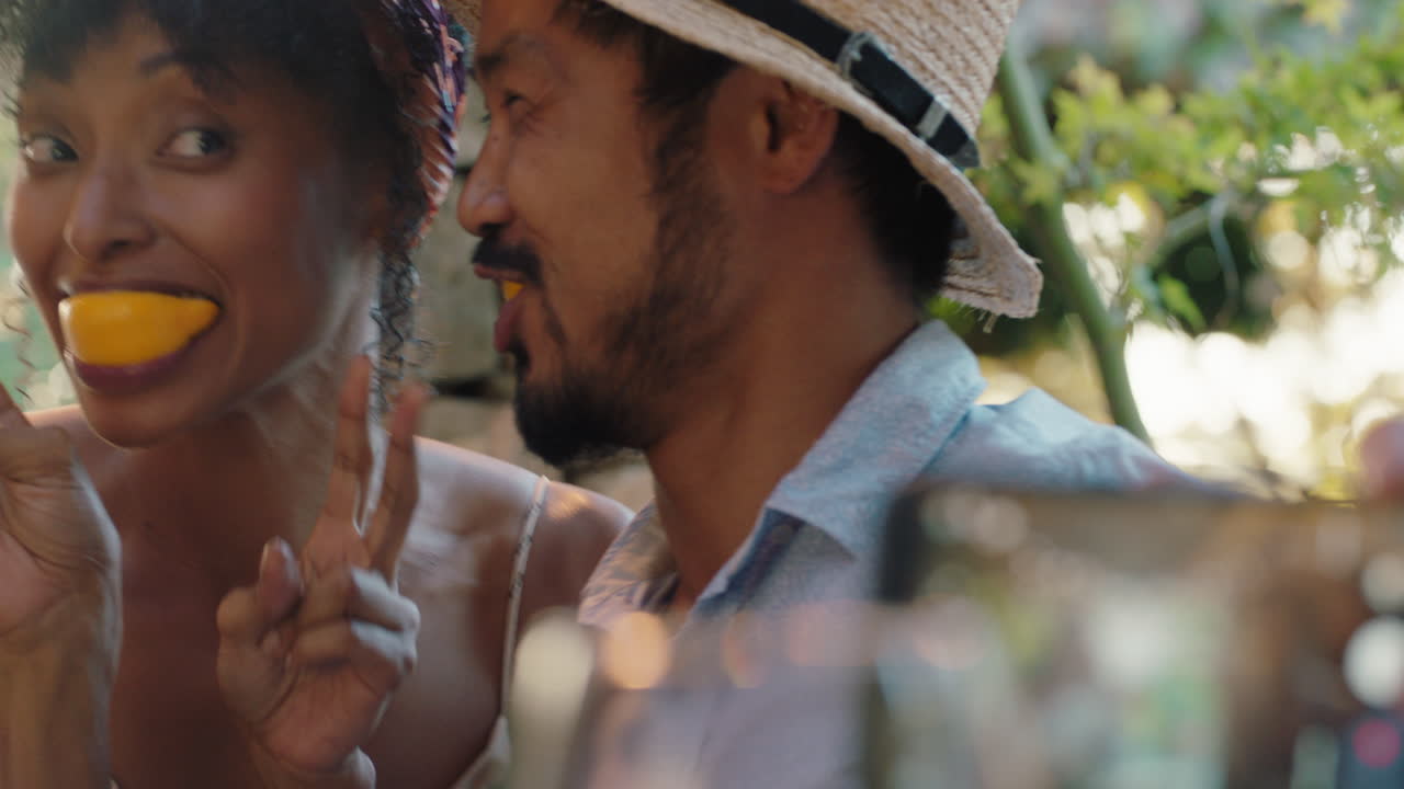 coppia divertente che mangia arance posando facendo facce divertendosi con gli amici ridendo godendosi la riunione estiva all'aperto persone turistiche felici in vacanza 4k