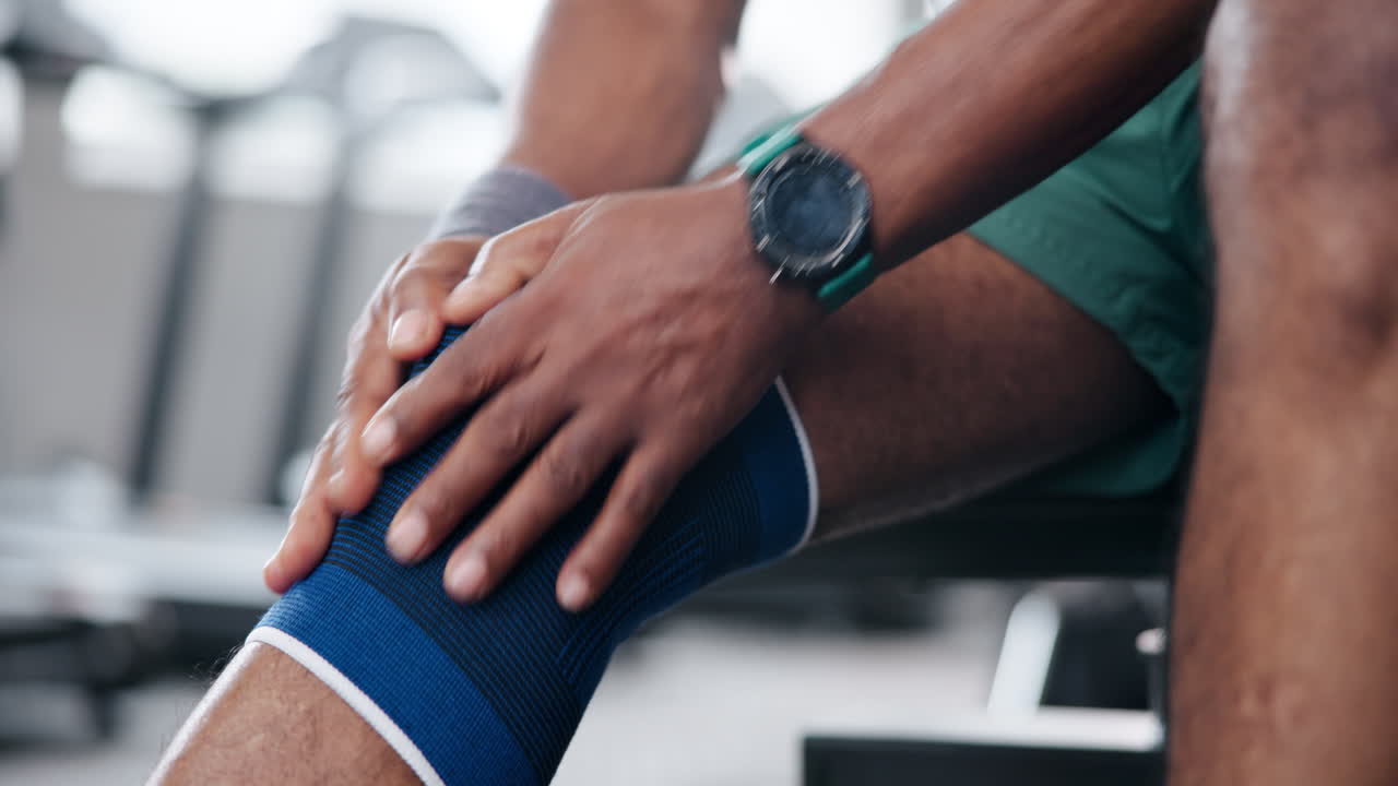Un hombre con una lesión de rodilla en el gimnasio