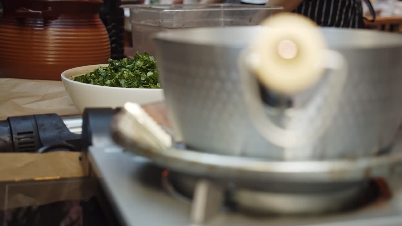 야외 케이터링 테이블에 흰색 접시에 녹색 잎 샐러드