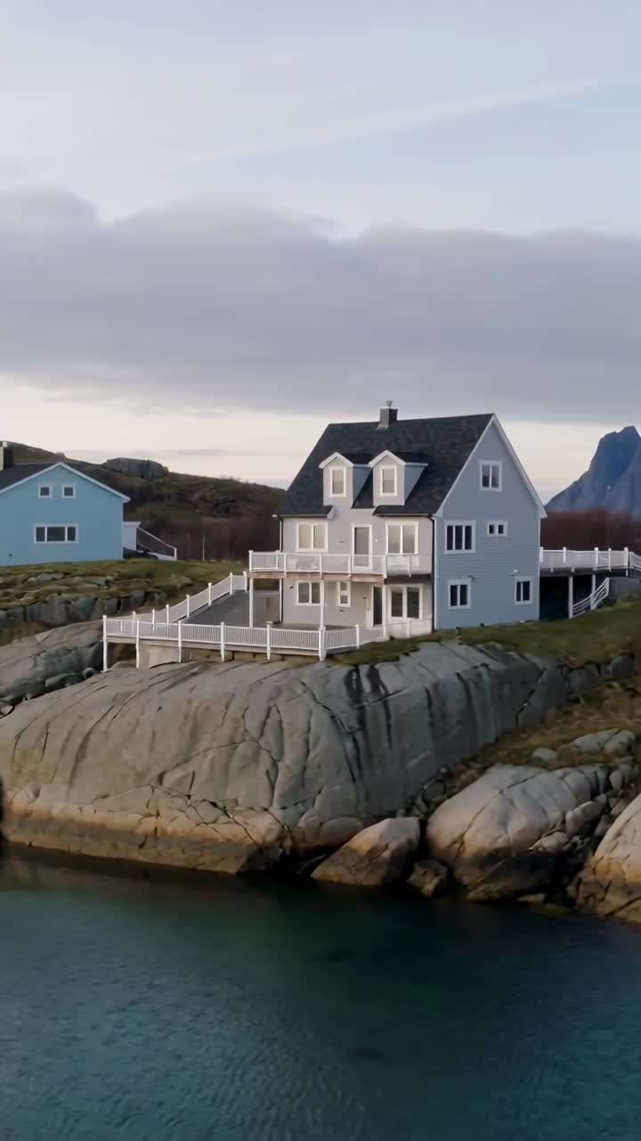 Vertikal video: Panorerende kamera som starter sentrert og avslører blått hus på en stein, og viser et rødt objekt