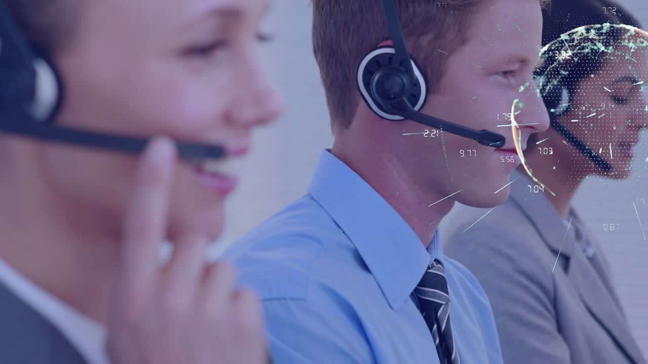 animación del globo sobre la gente de negocios usando auriculares de teléfono