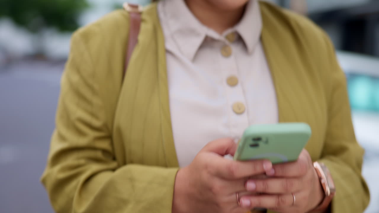 ⁇ 드폰, 손과 거리에서  ⁇ 는 여자