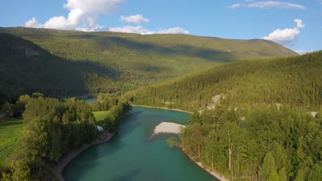 toma de drones de la hermosa naturaleza fotografía aérea del paisaje natural de noruega