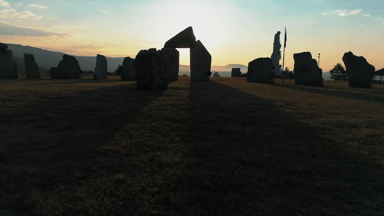 el stonehenge búlgaro en el pueblo de rayuvtsi, bulgaria