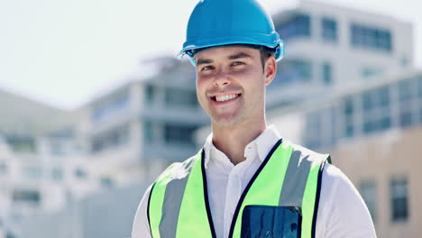 construcción, sonrisa y rostro del hombre en la ciudad