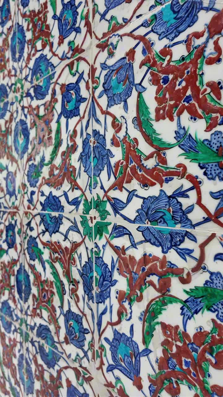 Tampilan Dekat Ubin Keramik Iznik Turki Tradisional dengan Pola Bunga