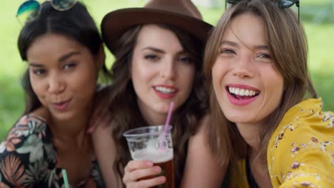 Grupo-De-Amigos-Haciendo-Selfie-En-Festival-De-Música.