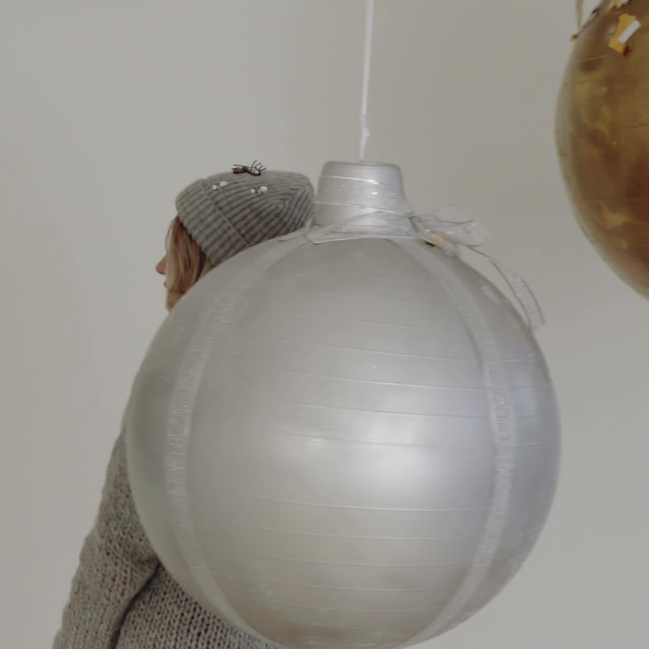 una mujer bañada con confeti.