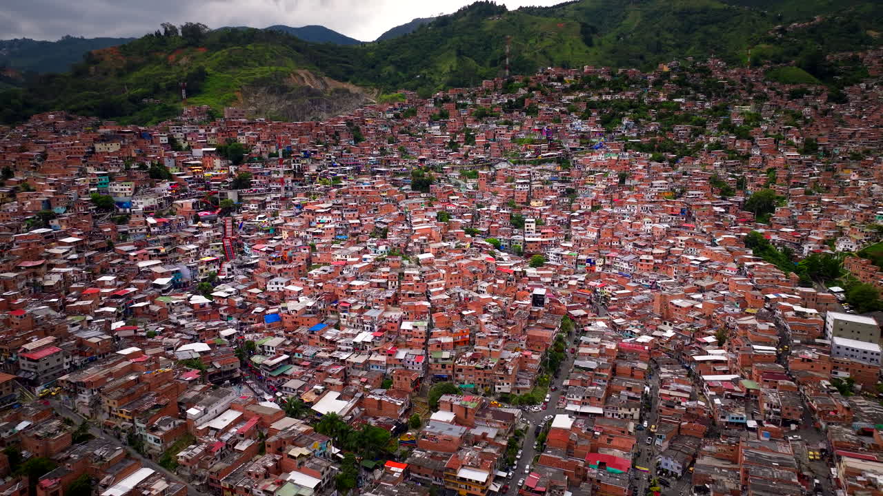 コロンビア、メデジンの人口が多く密集した都市の空撮。