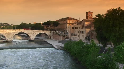 Puente-Sobre-El-Río-Tíber-En-Roma-3