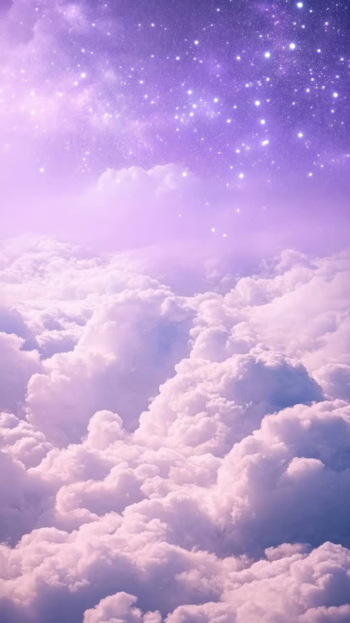 Un concetto video onirico ed etereo con una vista dall'alto di nuvole soffici sotto un cielo stellato viola