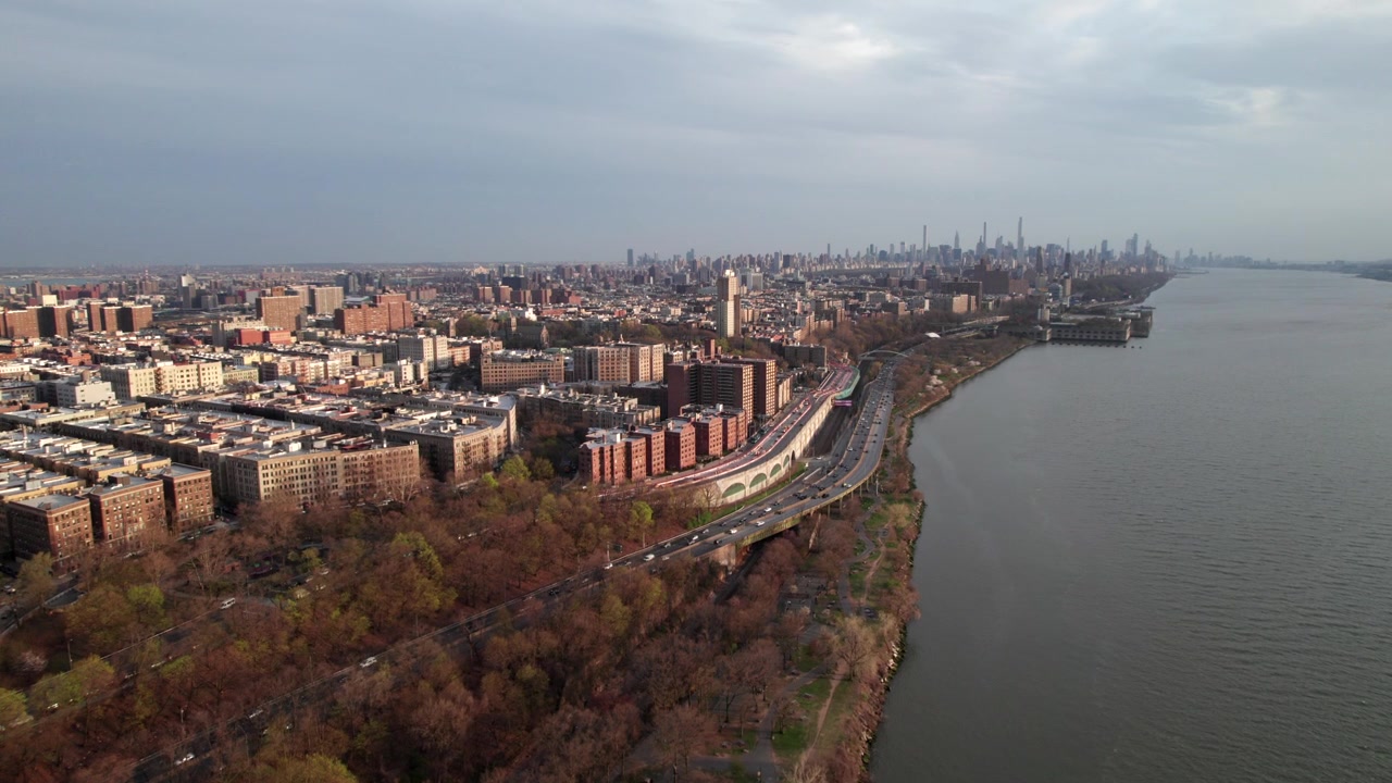 Wspaniały widok z lotu ptaka na zachodnią część górnego Manhattanu i rzekę Hudson. Panorama Nowego Jorku wiosną.
