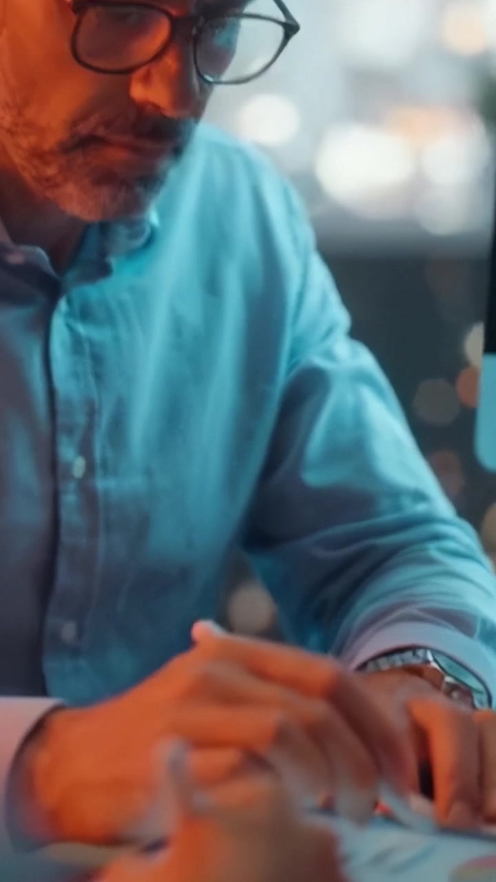 Professionista concentrato che collabora all'analisi dei dati con un tablet in un ambiente di lavoro moderno, evidenziando lavoro di squadra, strategia e soluzioni innovative per la crescita.