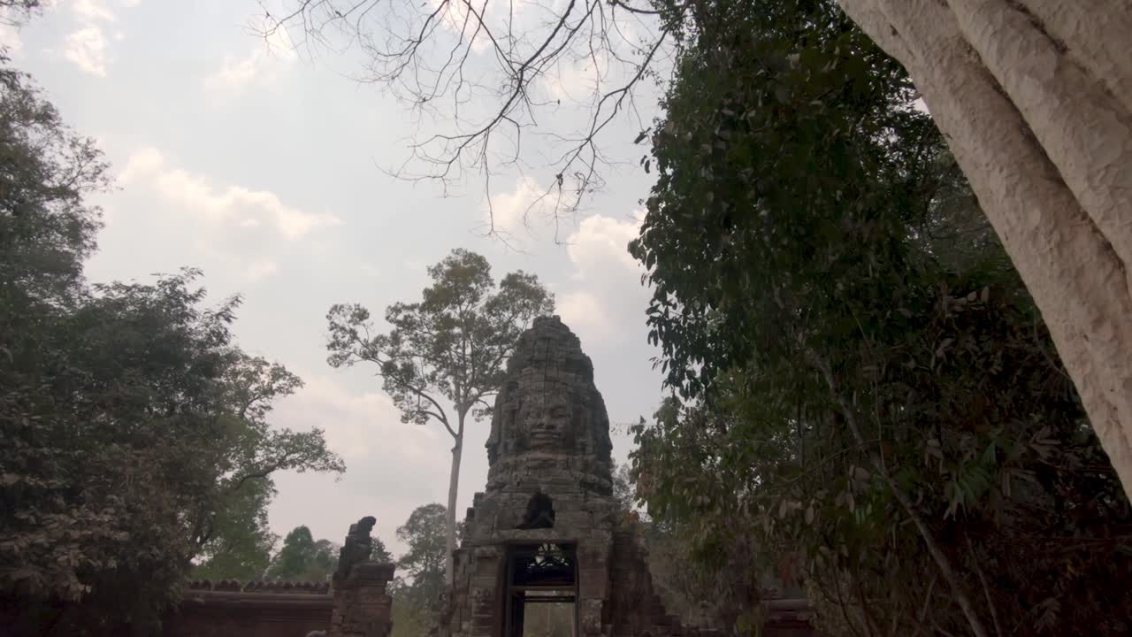 Statue de visages en pierre ancienne, complexe d'Angkor Wat à Siem Reap, Cambodge