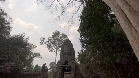 Ancient-stone-faces-statue,-Angkor-Wat-complex-at-Siem-Reap,-Cambodia