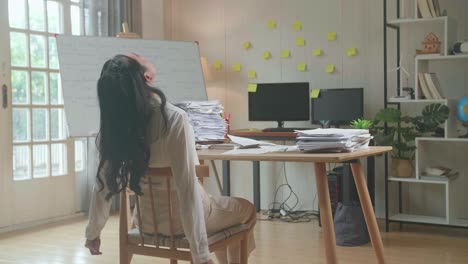 사무실 책상 에 앉아 있는 피곤 한 여자