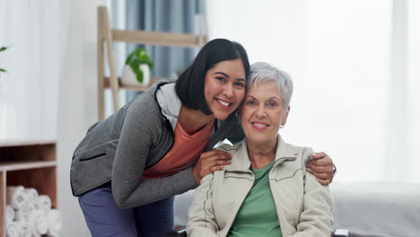 Mujer-Feliz,-Paciente-Y-Voluntaria-En-El-Cuidado-De-Ancianos