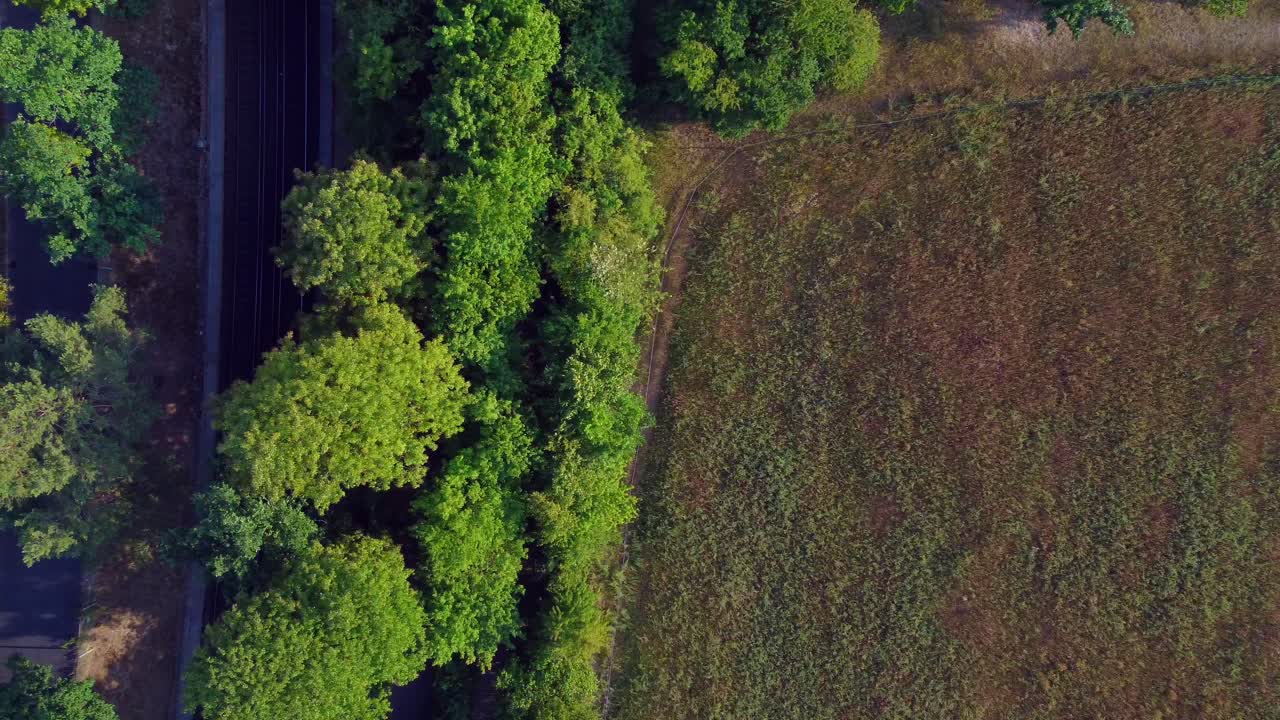 지하철 선로 옆의 작은 도로 자전거 도로