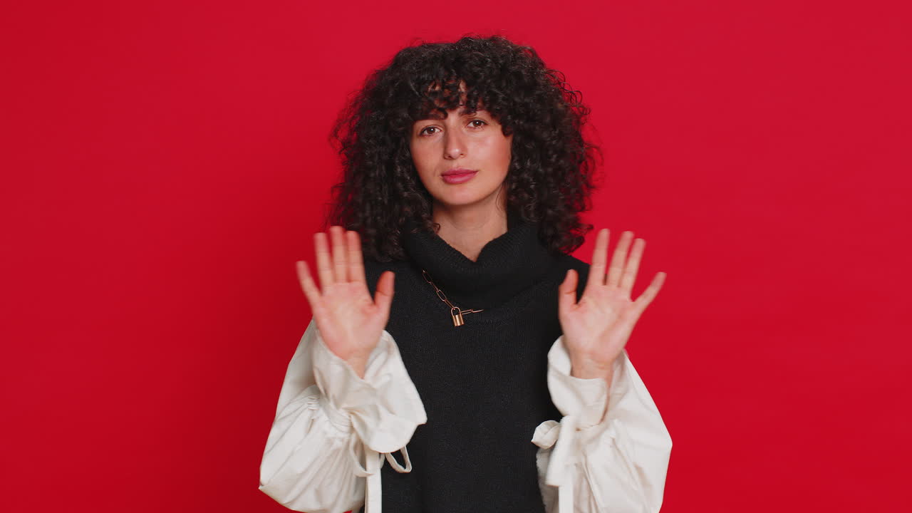 mujer caucásica con el cabello rizado señalando dedos a sí misma se siente inocente no es su culpa fallo error