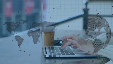 animación de procesamiento de datos cibernéticos sobre una mujer de negocios usando una computadora portátil