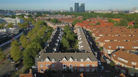 bloque de construcción de casas simétricas de los años 30 en el distrito de vida popular de ámsterdam pt 2 de 2