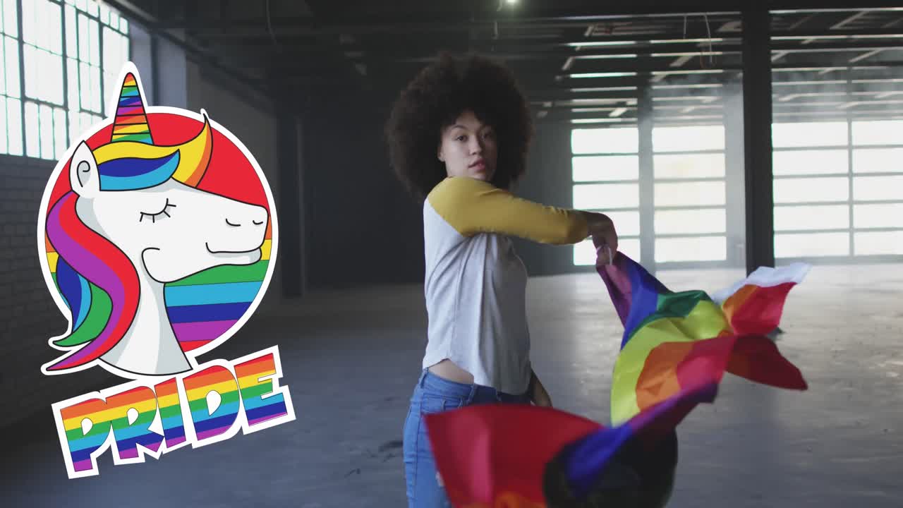 animación del orgullo del arco iris y el unicornio sobre una mujer afroamericana con bandera del arco iris