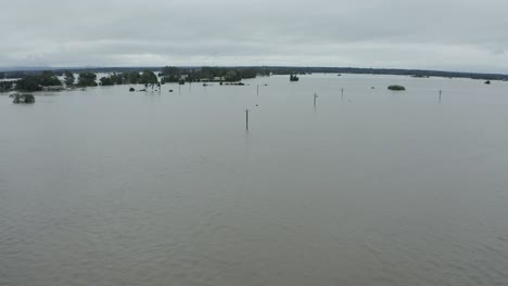 vista aérea de la calle completamente sumergida con solo los postes de telégrafo que se ven por encima de la inundación