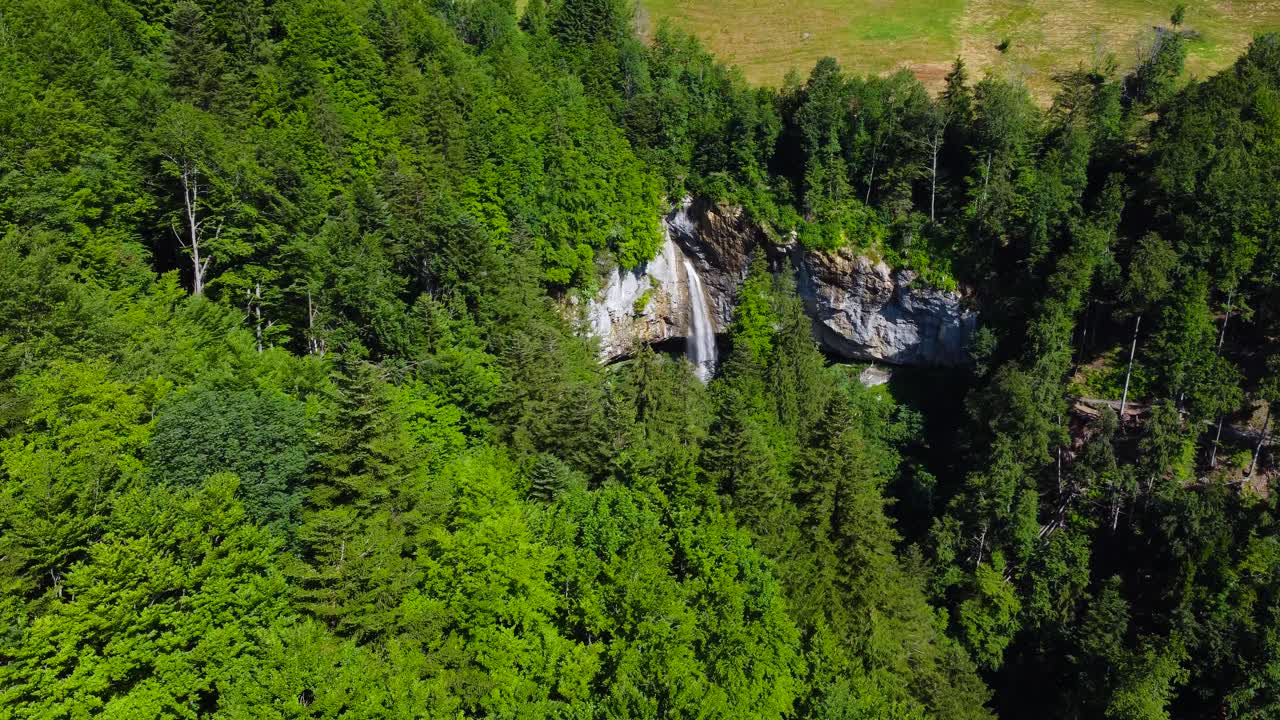 Ripresa aerea in volo verso la cascata Berglistüber, vista da lontano, in Svizzera