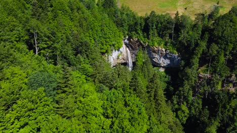 disparo aéreo volando hacia la cascada de berglistüber desde la distancia en suiza