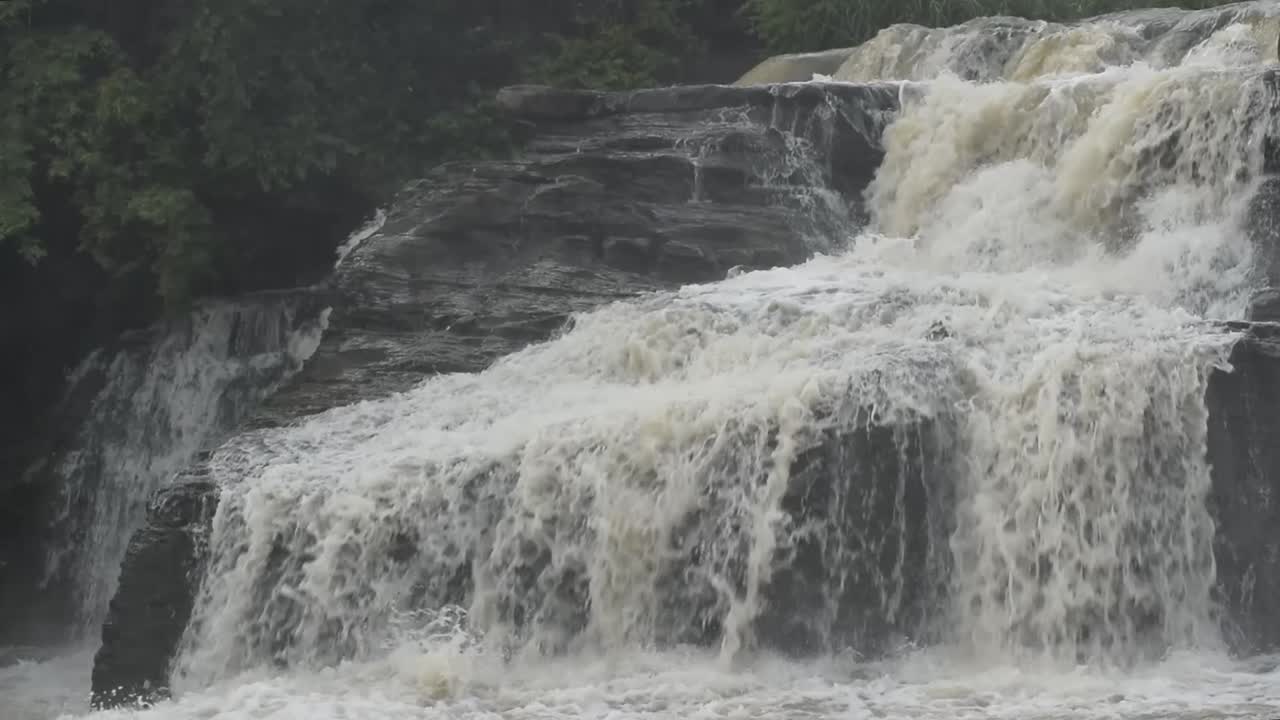 물에서 흐르는 물이 바틴다(bhatinda)에 떨어지다 인도 자르칸드(jharkhand) 단바드(dhanbbad)에 물이 떨어진다.