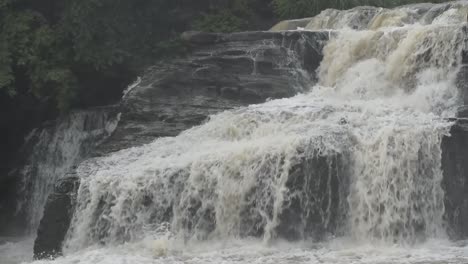 Agua-Que-Fluye-De-La-Caída-De-Agua-En-Bhatinda-Water-Falls-En-Dhanbbad,-Jharkhand-En-India