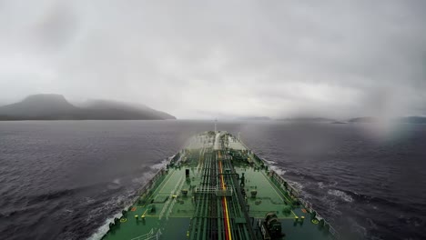 Zeitraffer-Öltanker-Transit-überquert-Die-Magellan-Meerenge-In-Punta-Arenas,-Bewölkter-Regen