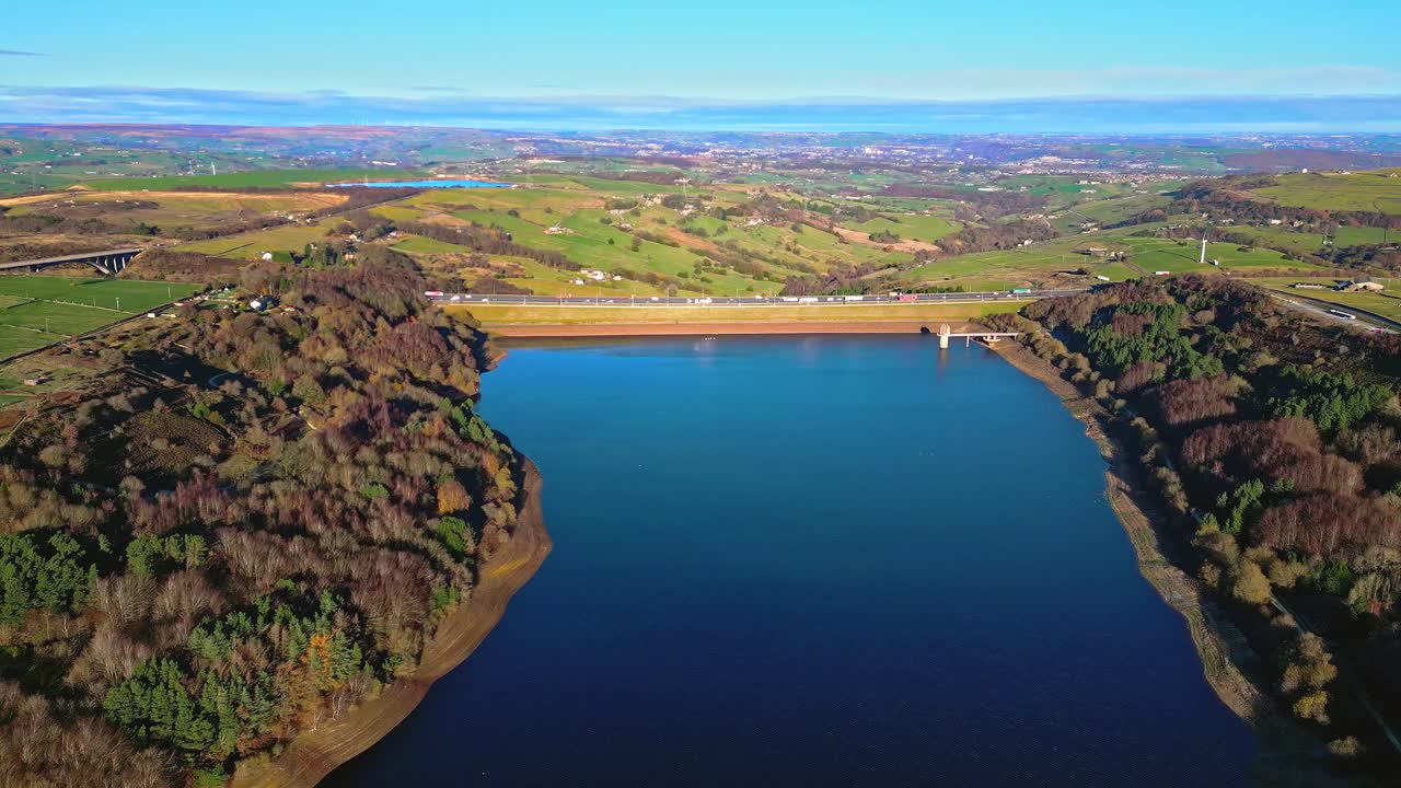 m62 고속도로 다리가 있는 스캠먼든 저수지의 겨울 공중 영상 장면