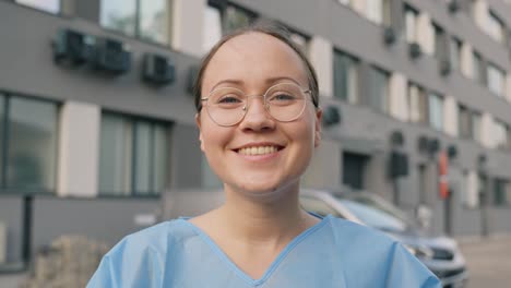 Porträt-Einer-Glücklichen-Krankenschwester-Vor-Dem-Arbeitstag,-Nahaufnahme