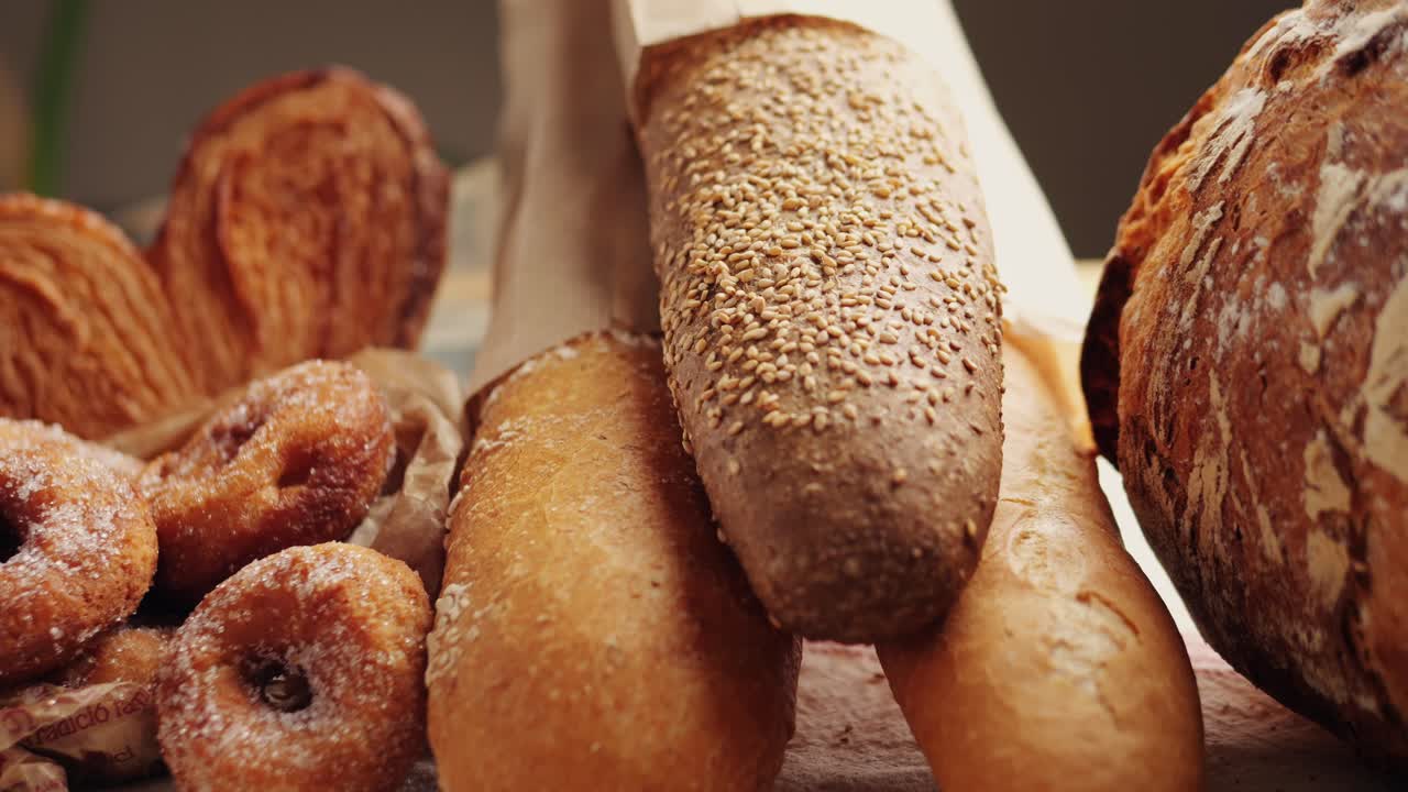 variedad de panes y pasteles recién horneados