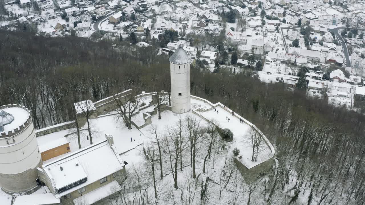 Ujęcie z drona baśniowego zamku Plesse zimą, z ogromną ilością śniegu na pięknej górze w pobliżu Bovenden, Niemcy, Europa