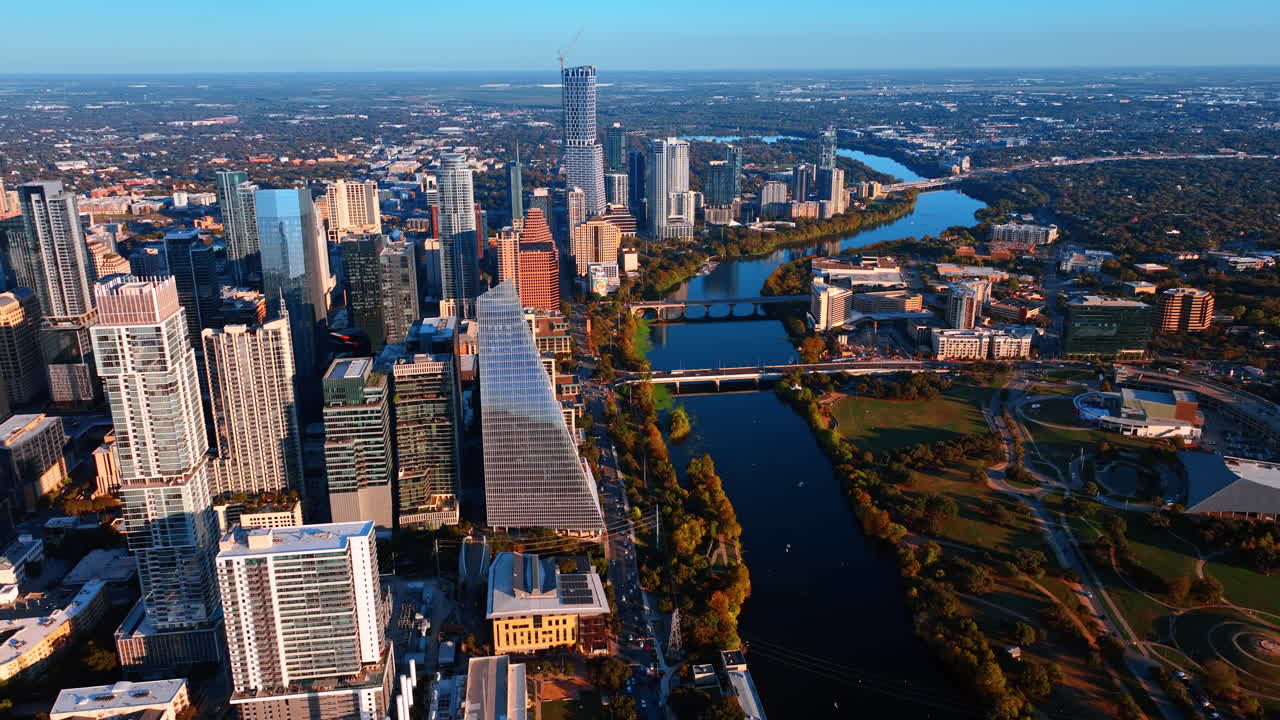 Austin, EE. UU., 21 de noviembre de 2025: Panorama aéreo del atardecer del horizonte urbano y las zonas verdes de Austin. Vista gran angular de los rascacielos del centro de Austin, Texas, el río Colorado y la zona del parque Zilker durante la hora dorada.