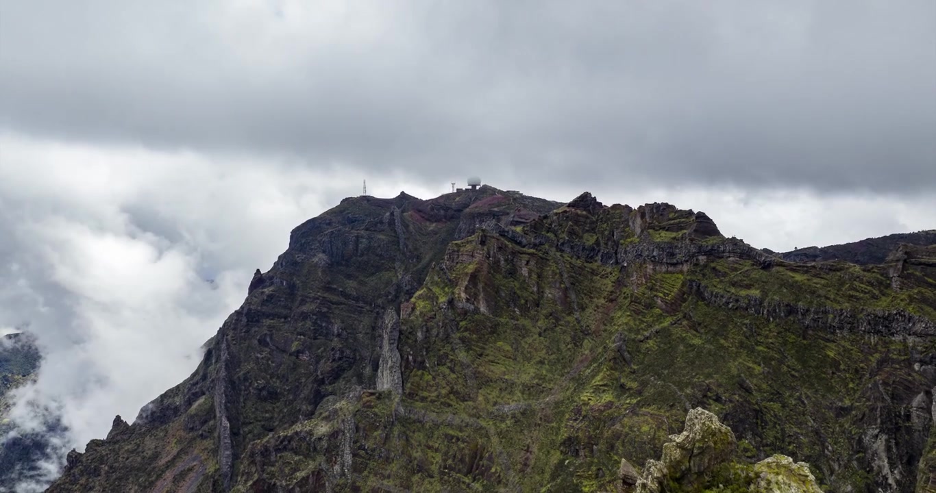 Hyperlapse aereo di nuvole e nebbia che scorrono sulle cime frastagliate del Pico do Arieiro a Madeira, Portogallo.