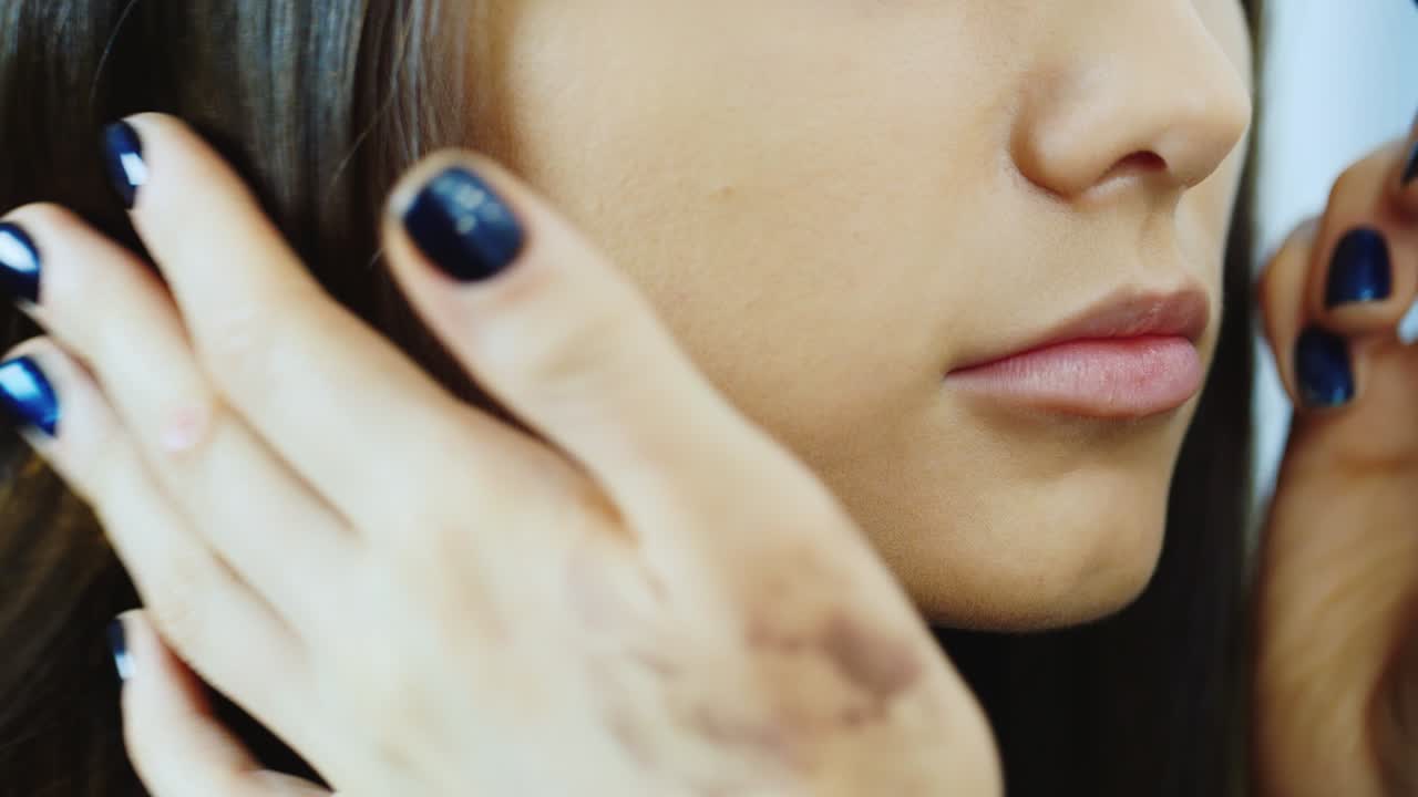 maquillaje de mujer joven maquilladora en un estudio 9