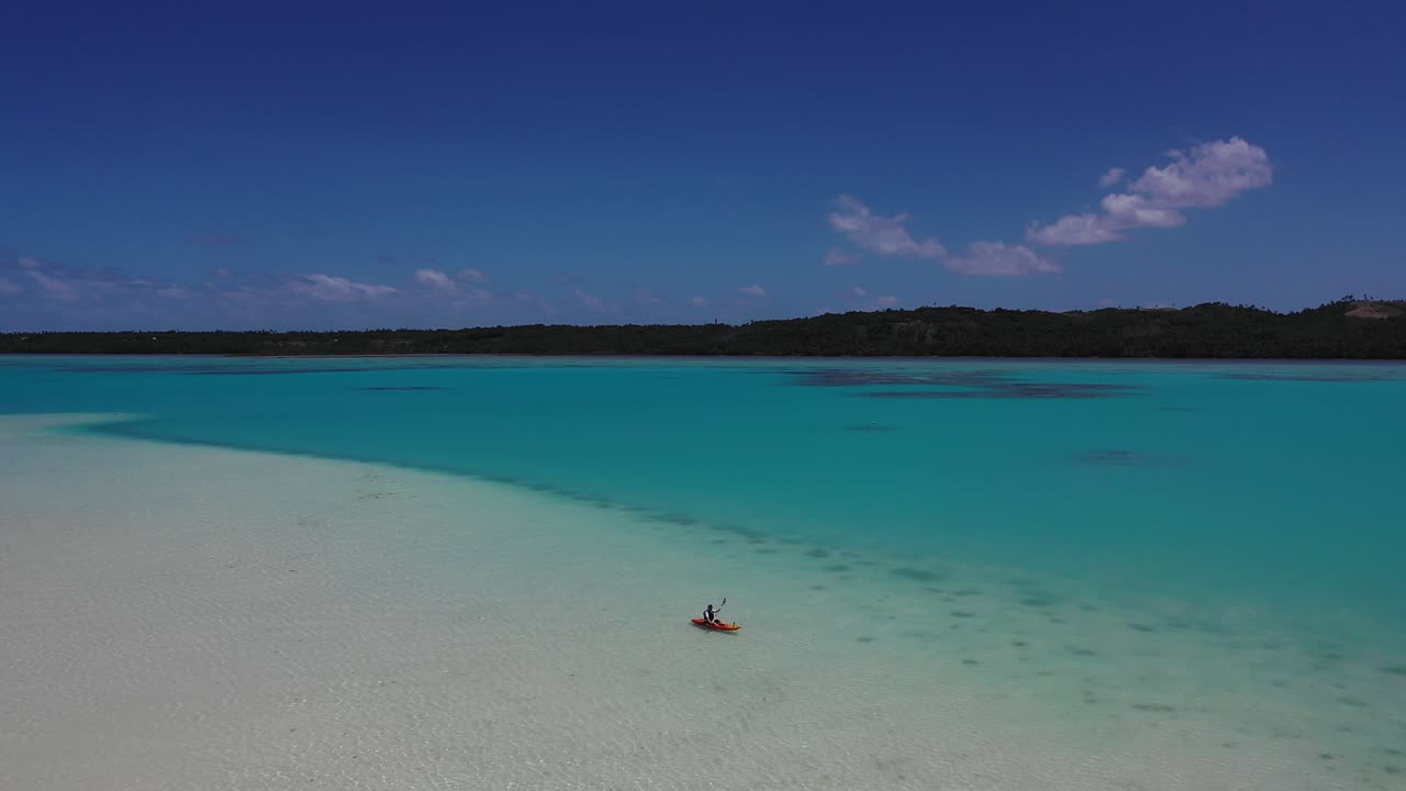 isla cook - aitutaki volando sobre un kayak en la laguna