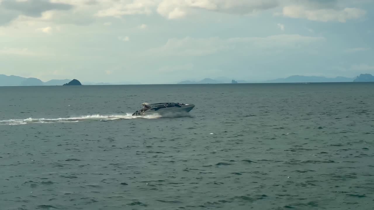 빠른 속도로 물을 가로질러 왼쪽에서 오른쪽으로 빠르게 움직입니다.