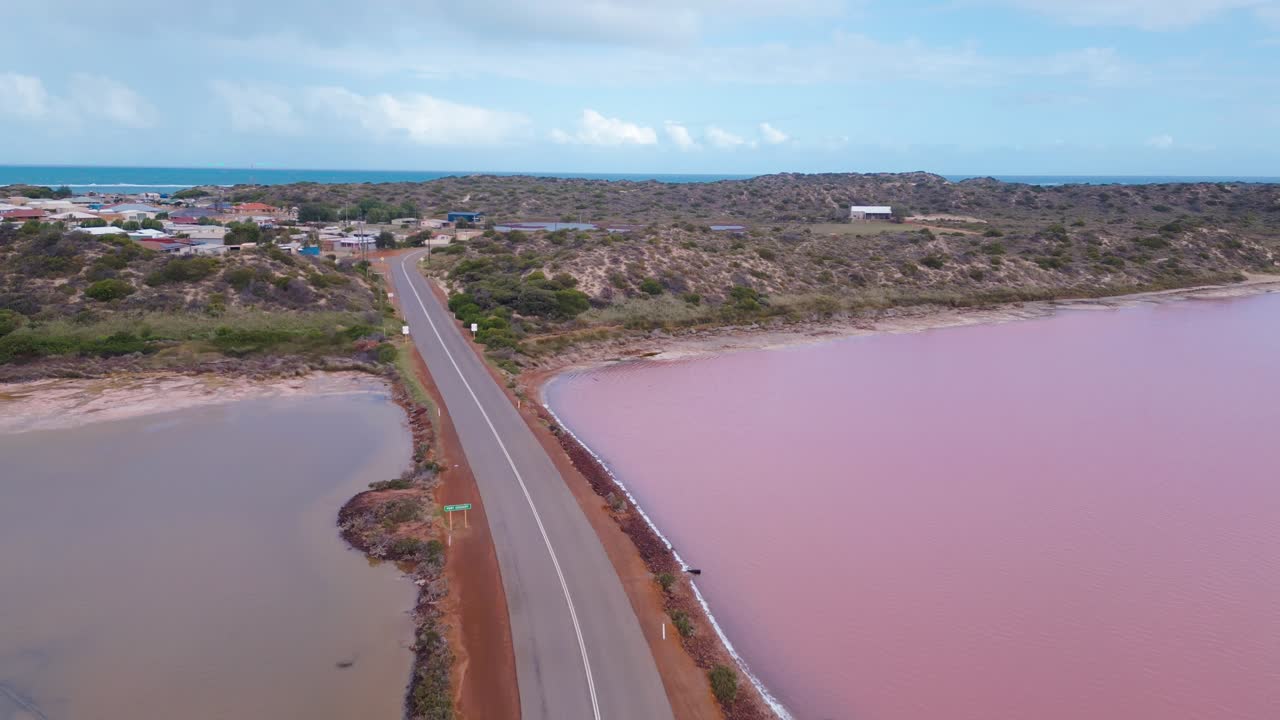Batı Avustralya, Perth'teki ikonik Pembe Göl'e yakın olan Port Gregory Yolu'nun drone çekimleri. Bu yol, pembe gölü ziyaret edenler ve sakin Port Gregory kasabası için ana geçiş yoludur.