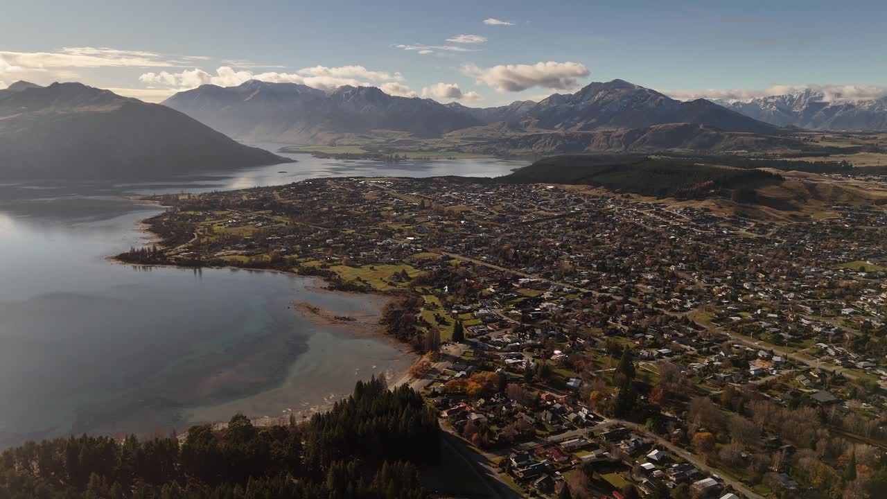 Veduta aerea di Wanaka, Nuova Zelanda, con montagne e lago
